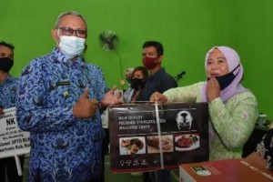 Bupati Kuningan menyerahkan peralatan kerja kepada peserta PBM.